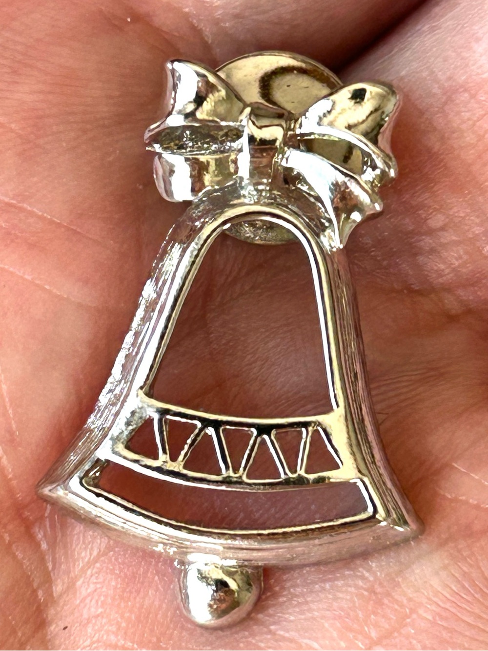 Avon 1981 Festive Bell pin/brooch